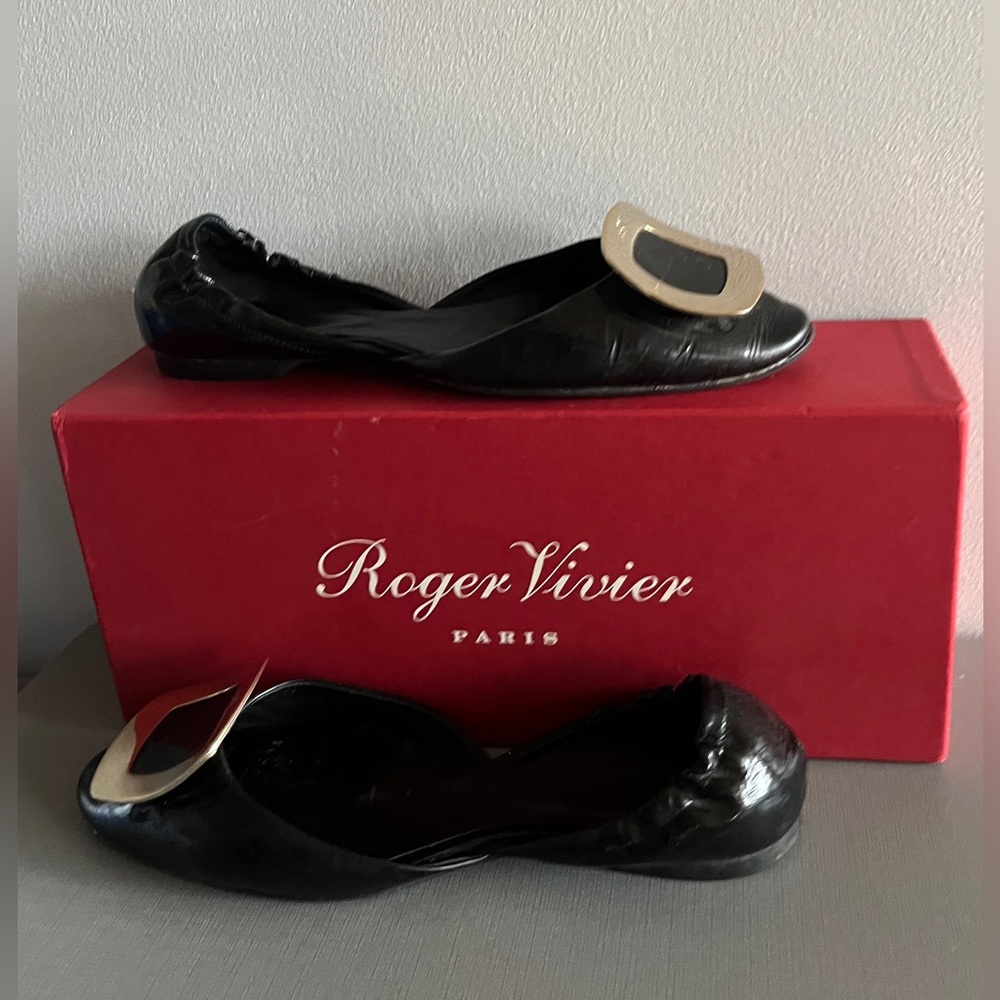 Roger Vivier Chips ballerina flats in patent leather with a gold-tone buckle 7 - Picture 2 of 10